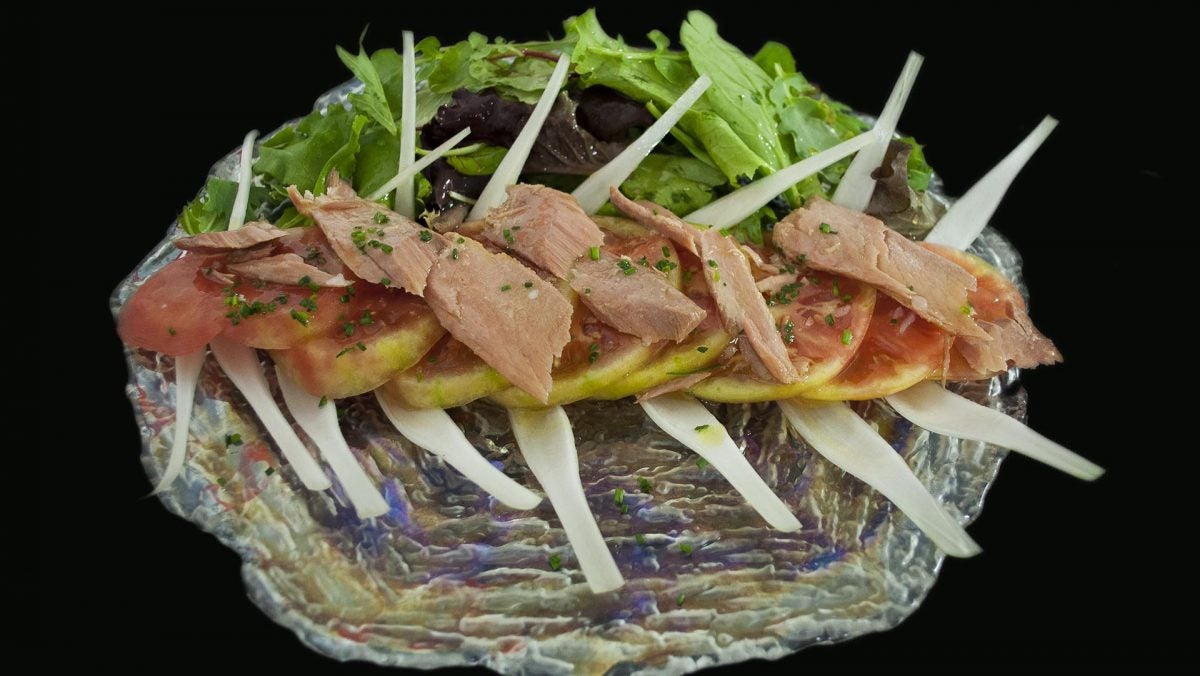 Ensalada de tomate ecológico con ventresca de atún de Hermanos Carrasco.