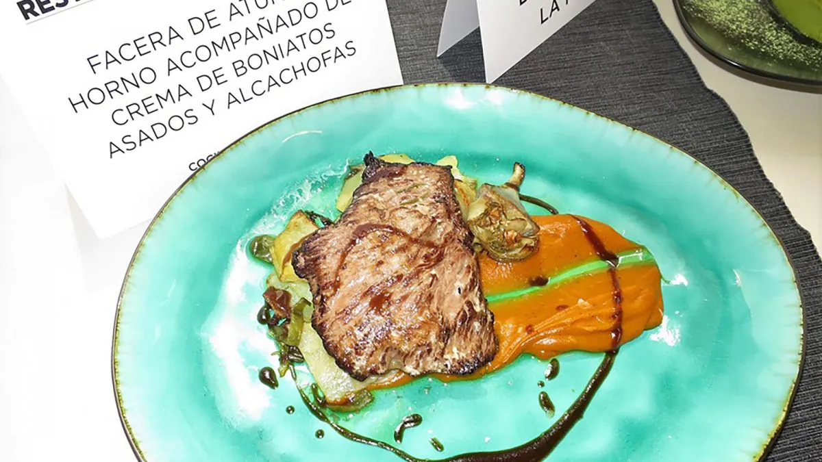Facera de atún al horno acompañado de crema de boniatos asados y alcachofas de Francisco Pérez Calero, de Malabata | Conil Turismo