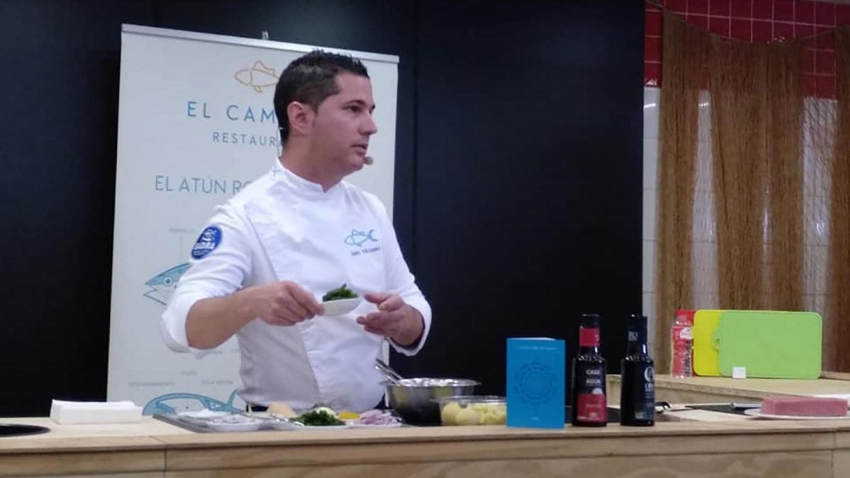 Julio Vázquez, de El Campero, en el show cooking | Barbate Turismo