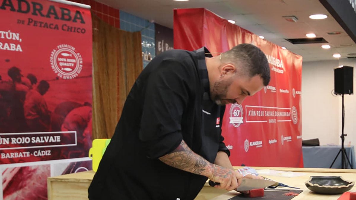 Mauro Barreiro, de La Curiosidad de Mauro, durante su show cooking | Barbate Turismo