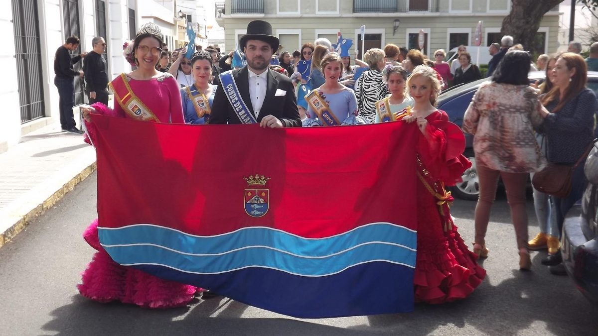 El Conde de Barbate, al frente del pasacalles de la Semana Gastronómica del Atún de Barbate.