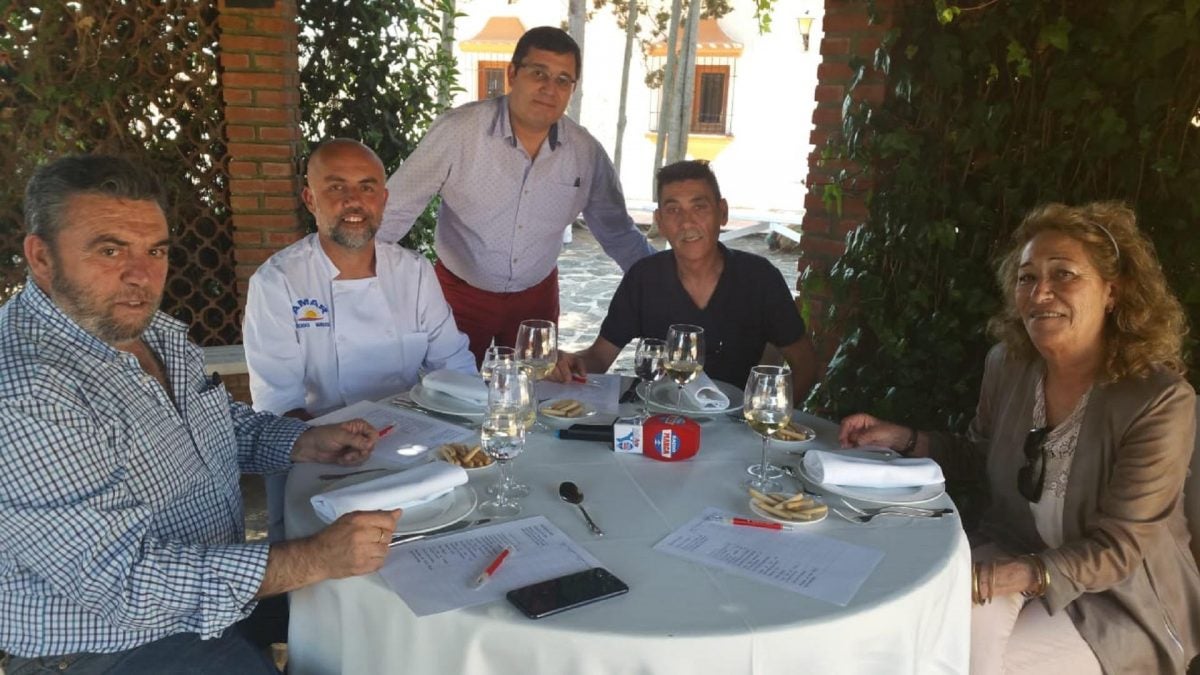 El presidente de los hosteleros de Chiclana, Vittorio Canu, con el jurado | Foto: Amalia Berrueco Gastro