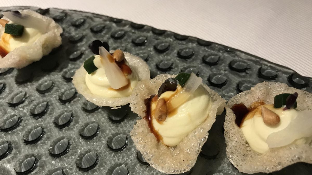 Brandada de bacalao con espinacas, pasas y piñones. 