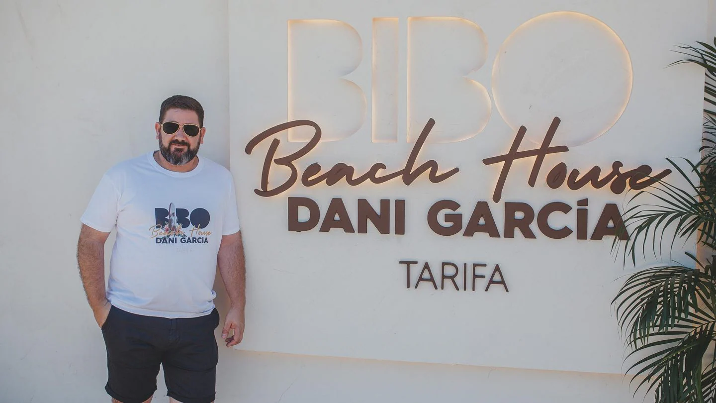 Dani García, en la entrada de su restaurante BIBO Beach House.