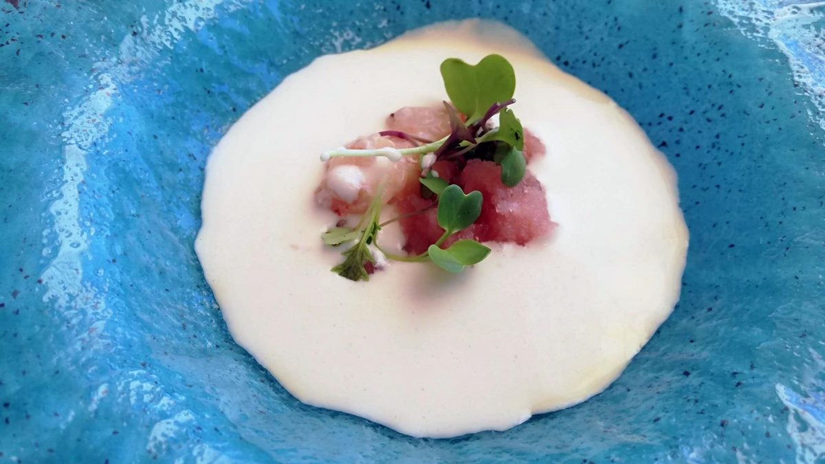 Ajoblanco con granizado de uva, tartar de gamba curada, jugo de sus cabezas y piñones de La Breña.