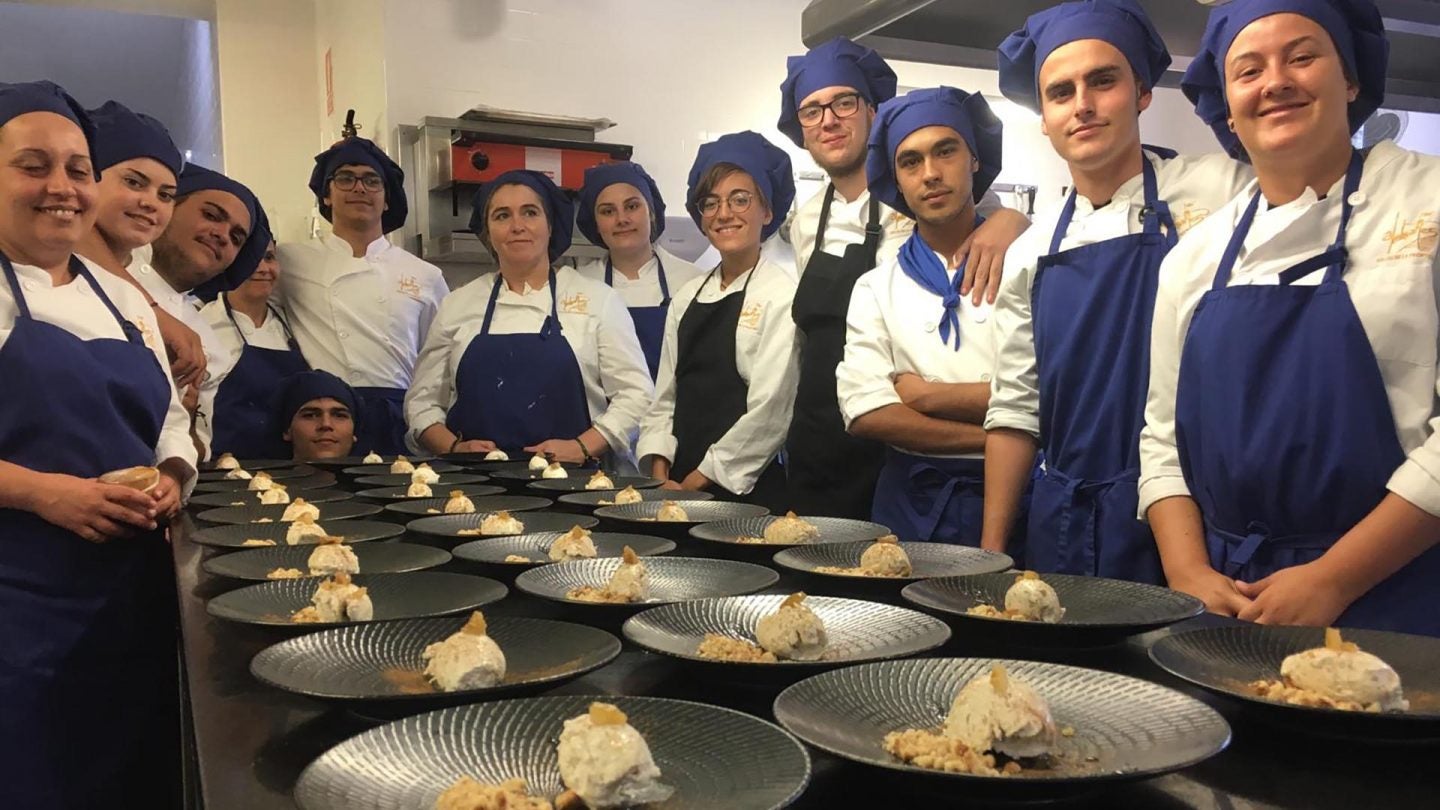 Foto de buena parte de los participantes en la preparación del almuerzo en Universo Santi.