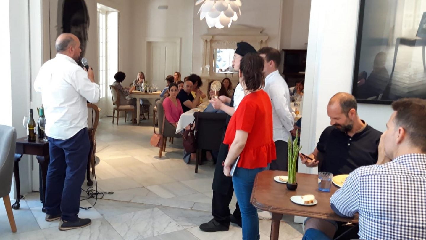 Los alumnos de la Escuela de Hostelería también atendieron en la sala. 