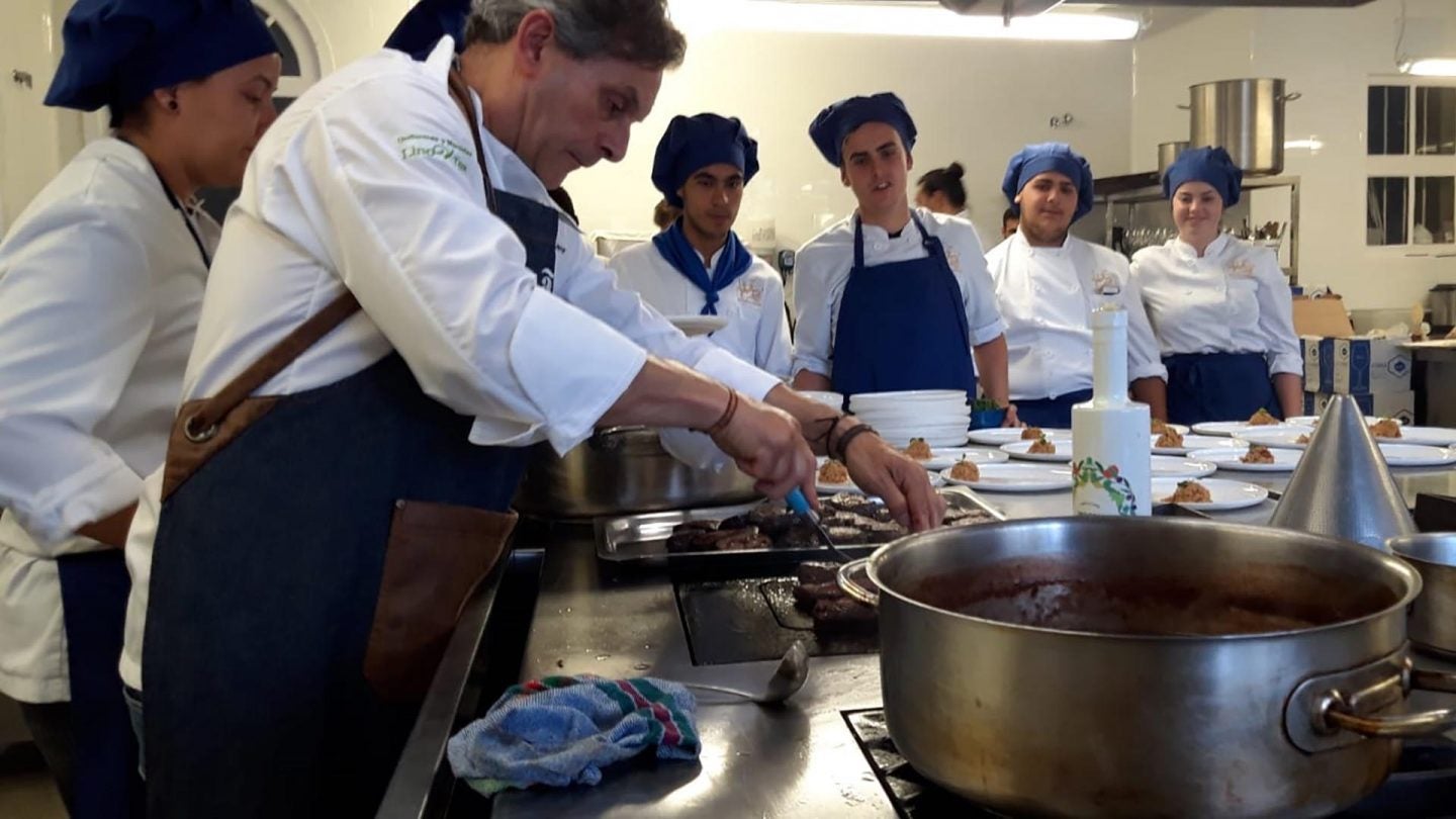 Diego Medina, junto a varios de los alumnos en la cocina.