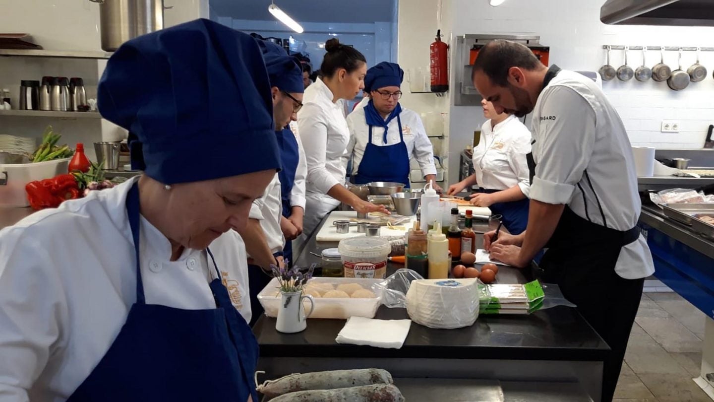 Los alumnos, en plena labor en la cocina del restaurante.