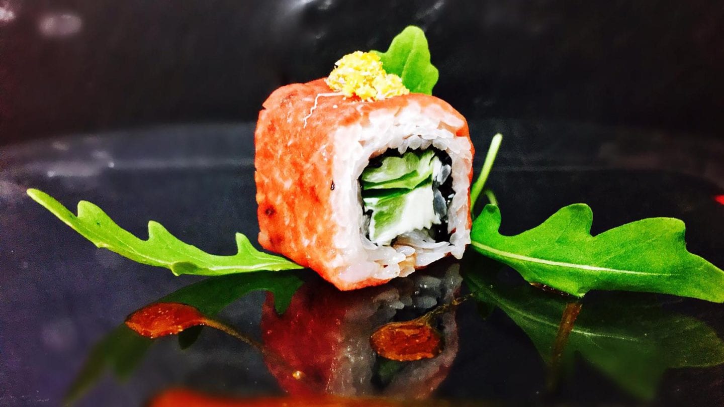 Una de las deliciosas piezas de sushi de Sushi Time en Vejer.