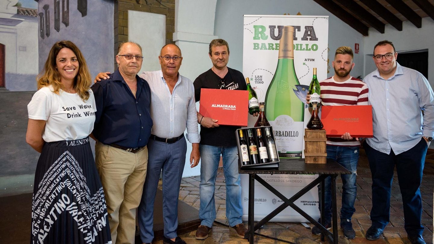 Los representantes de los ganadores de Lo Mejor del Mar, con sus premios.