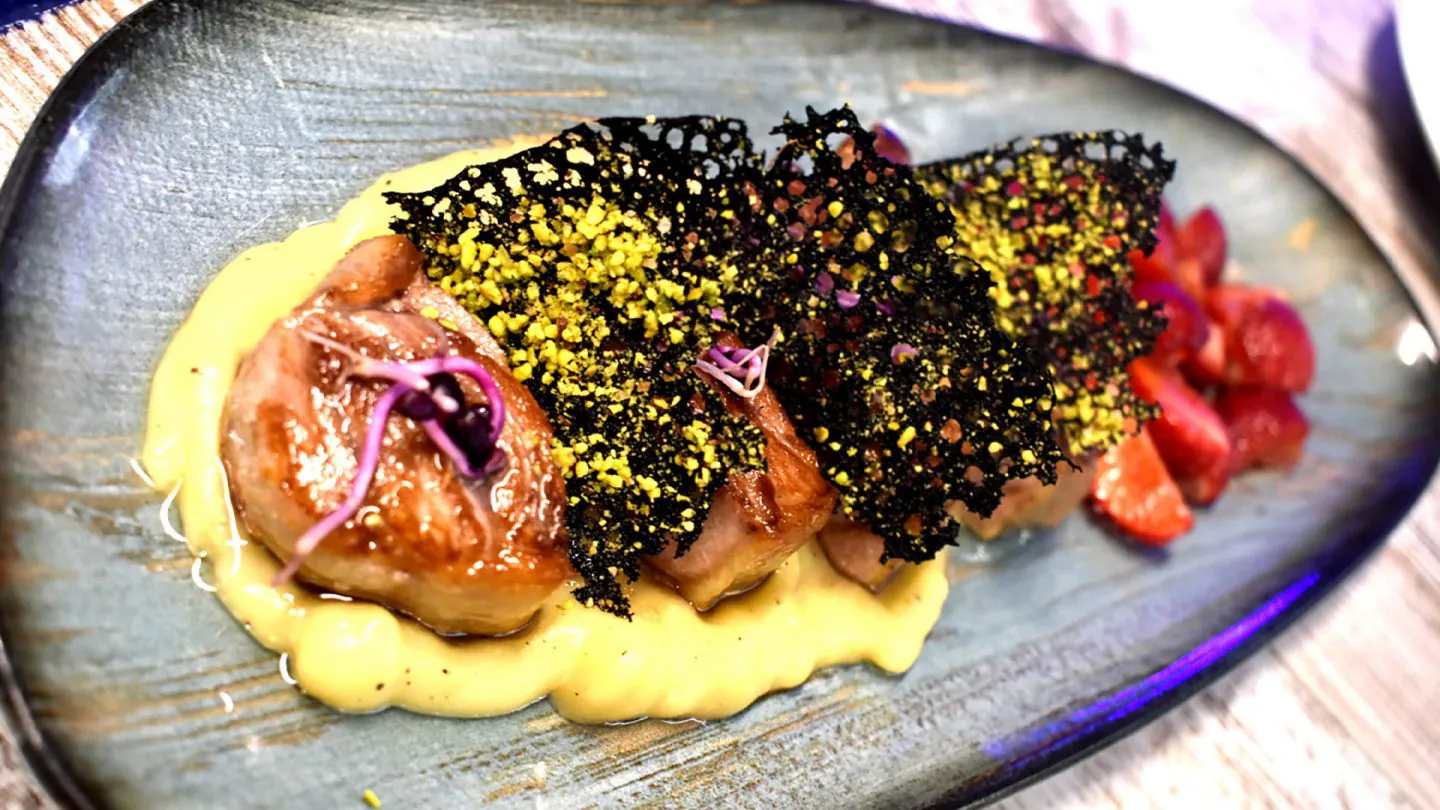 Tacos de barriga de atún sobre parmentier de ajo con crujiente de pistachos, chutney de fresas y germinado de rábano.