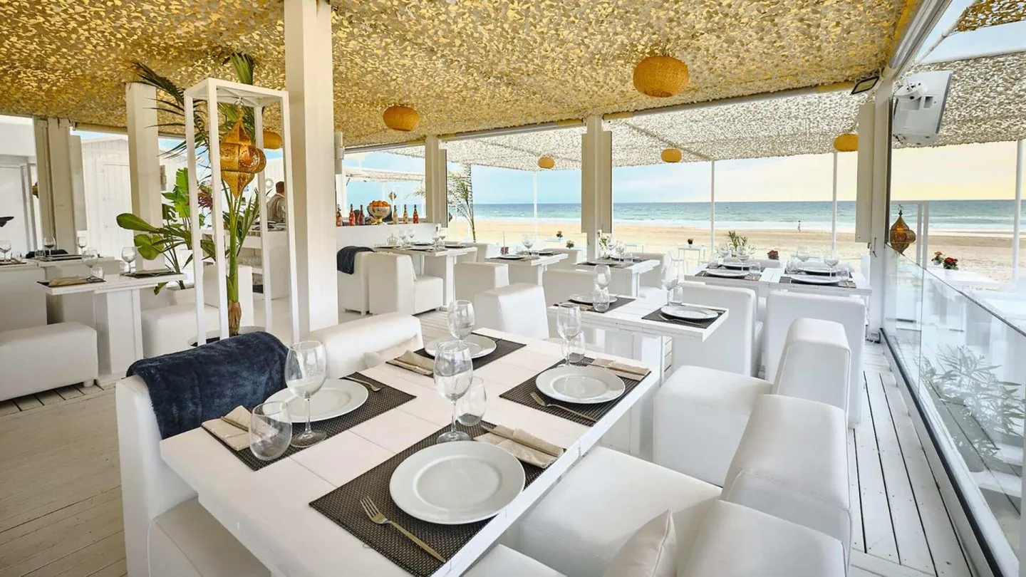 Coconovo Beach, nueva opción de este verano para comer a pie de playa en La Barrosa. | Foto: J.G.