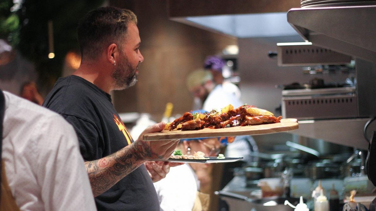 Mauro Barreiro, en la cocina de Cooking Almadraba. | Foto: Paula Atenea.