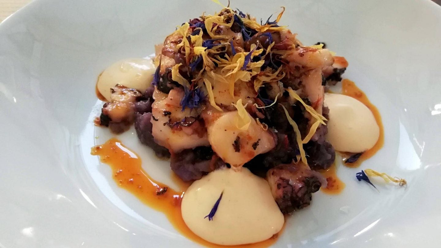 Pulpo con patata violeta, aceite de pimiento choricero y mayonesa kimchi.