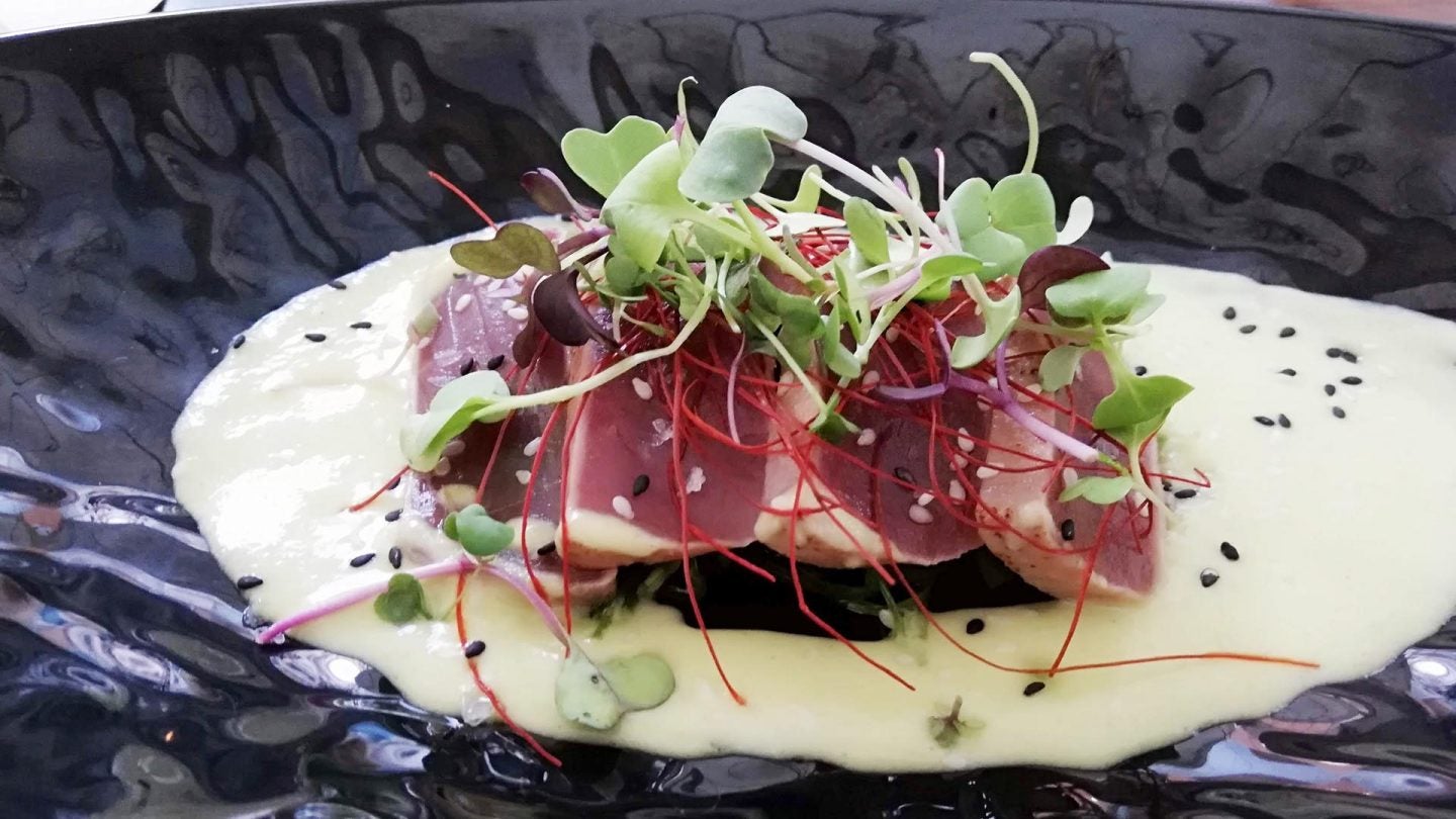 El tataki de atún con tomate verde y alga wakame de El Arco de Plocia.