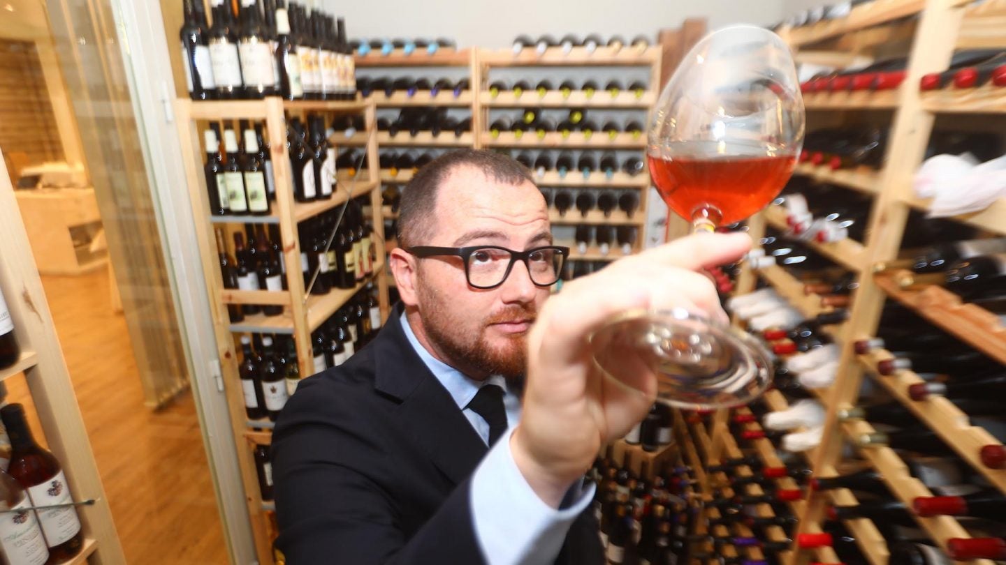 Jonatan Cantero, en la bodega del Restaurante Mantúa. | Foto: Francis Jiménez. 