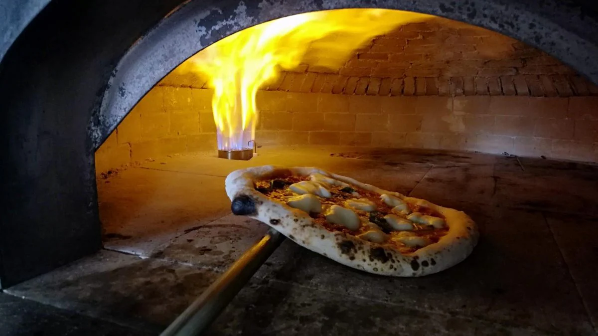 Las pizzas en el horno de piedra homologado para considerarlas como Patrimonio Inmaterial de la Humanidad.