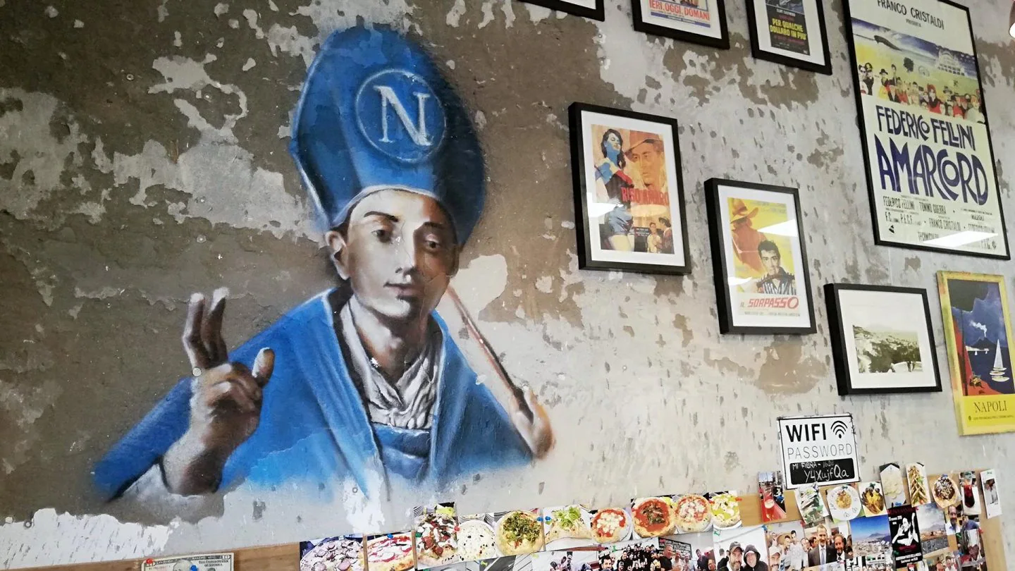 El patrón de Nápoles, San Genaro, presente en las paredes de Los Napolitanos de Rota.