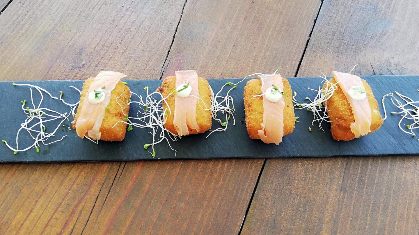 Croquetas de gula con detalles de salmón.