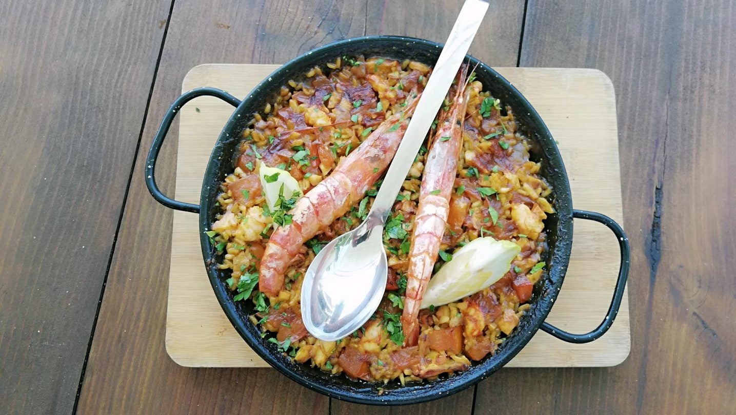 La paella de pulpo y gambas hecha al horno de Mandala Tarifa.