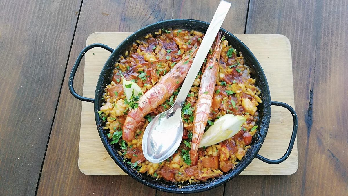 La paella de pulpo y gambas hecha al horno de Mandala Tarifa.