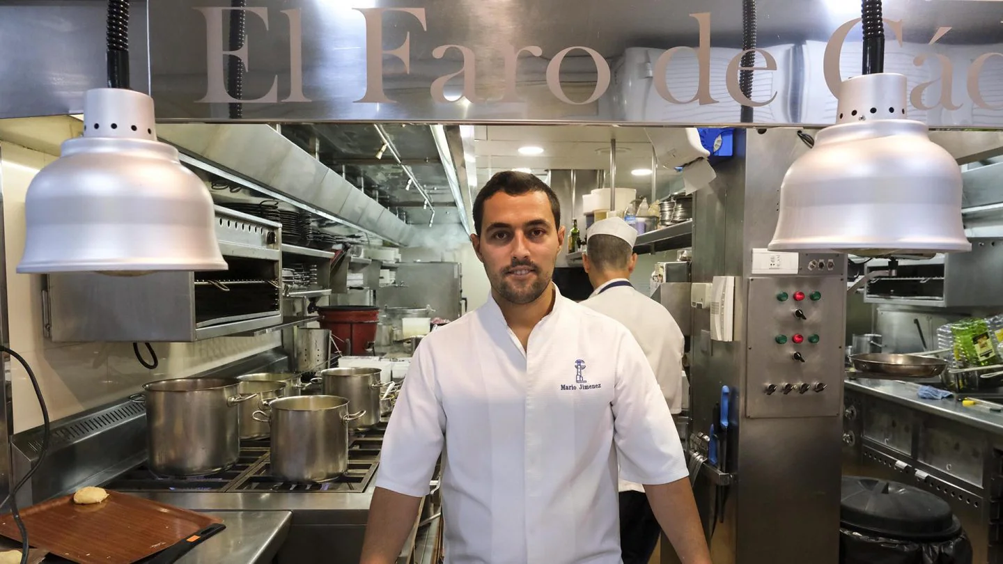 Mario Jiménez, en la cocina del Restaurante El Faro. | Foto: Antonio Vázquez.