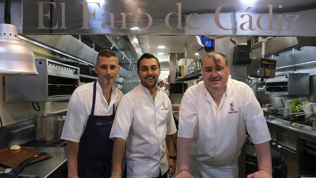 Mario con el jefe de cocina, Manol Ojeda, y ,,,,, | Foto: Antonio Vázquez.