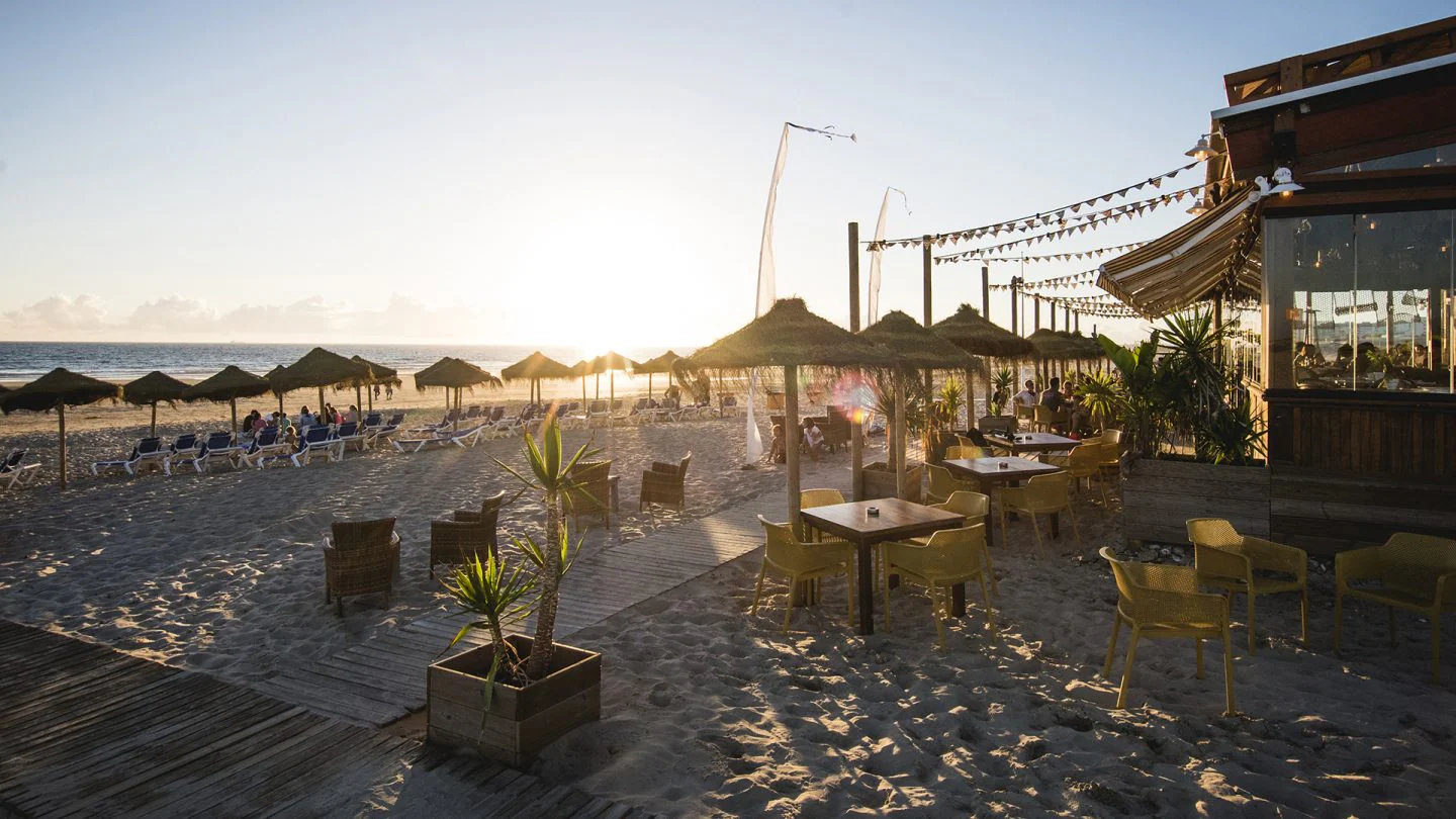 Nahú Beach es una buena opción para comer a pie de playa en Cádiz. 
