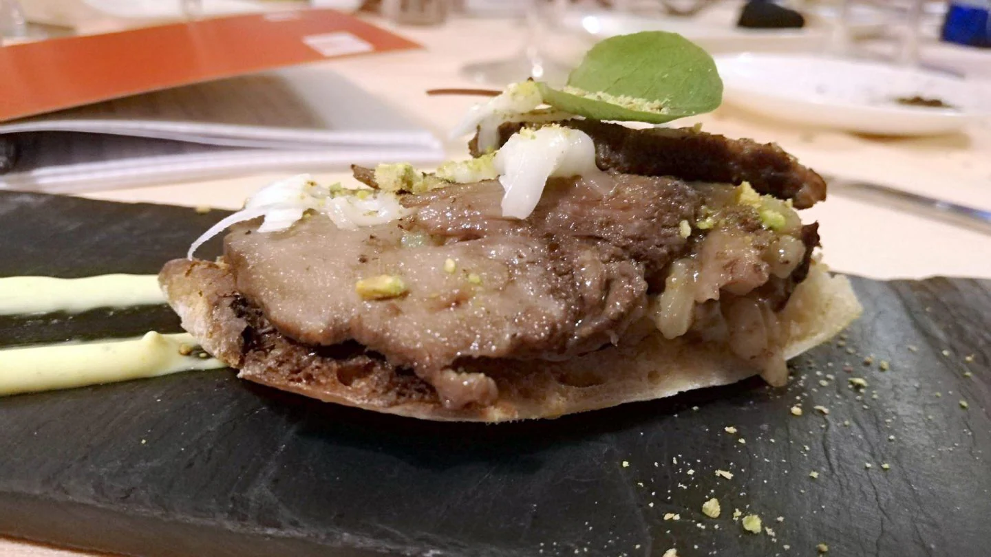 Tosta de lengua de cerdo confitada, tomate, albahaca, vinagre de pistacho y mayonesa curry de Víctor Alberto Heredia, de Los Alamillos.