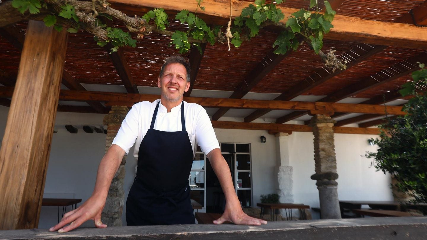 Thomas Donso, en la entrada del Restaurante Patría de Vejer. | Foto: Francis Jiménez.