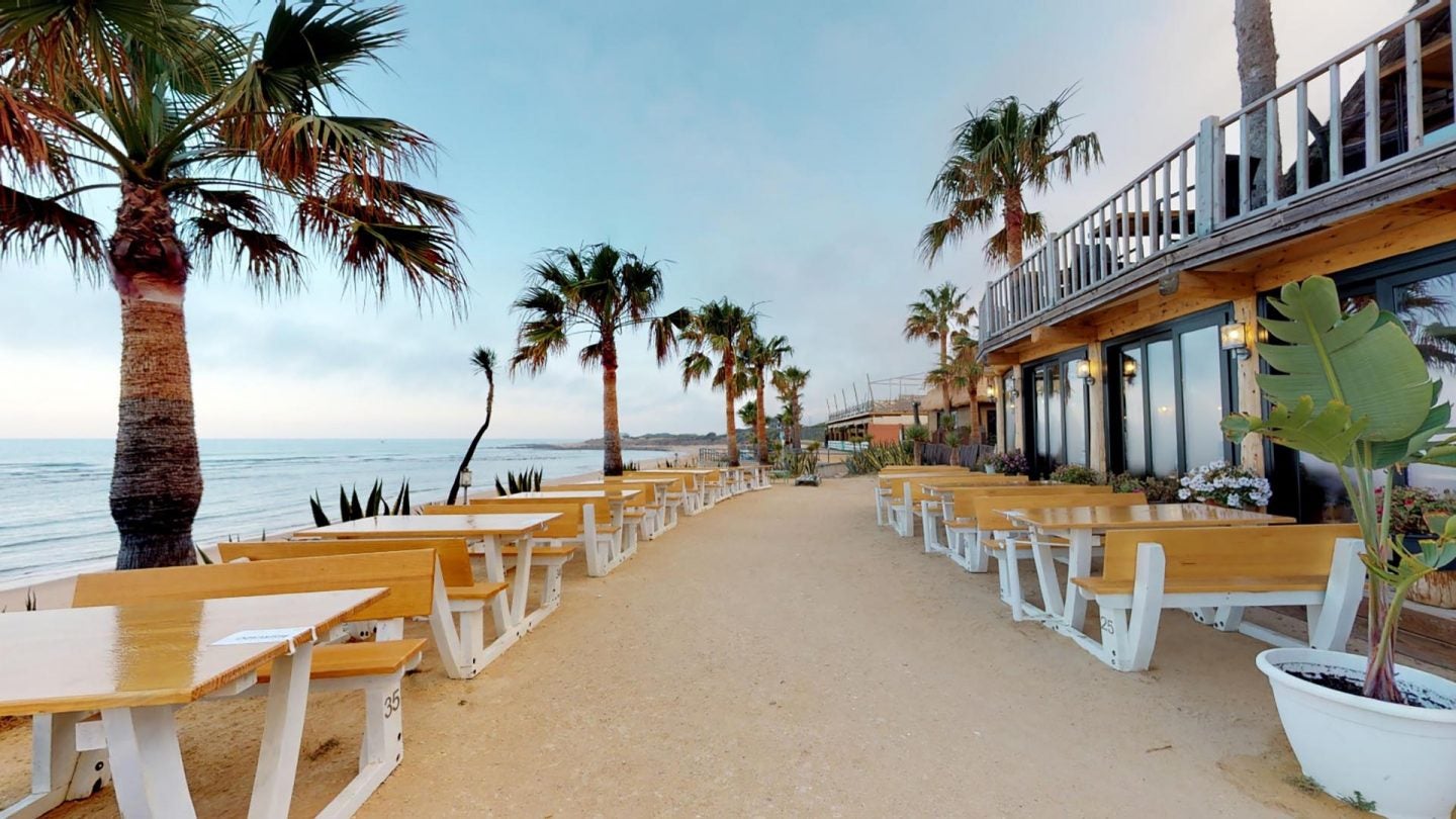 La parte exterior de Sajorami tiene unas vistas espectaculares de la playa.