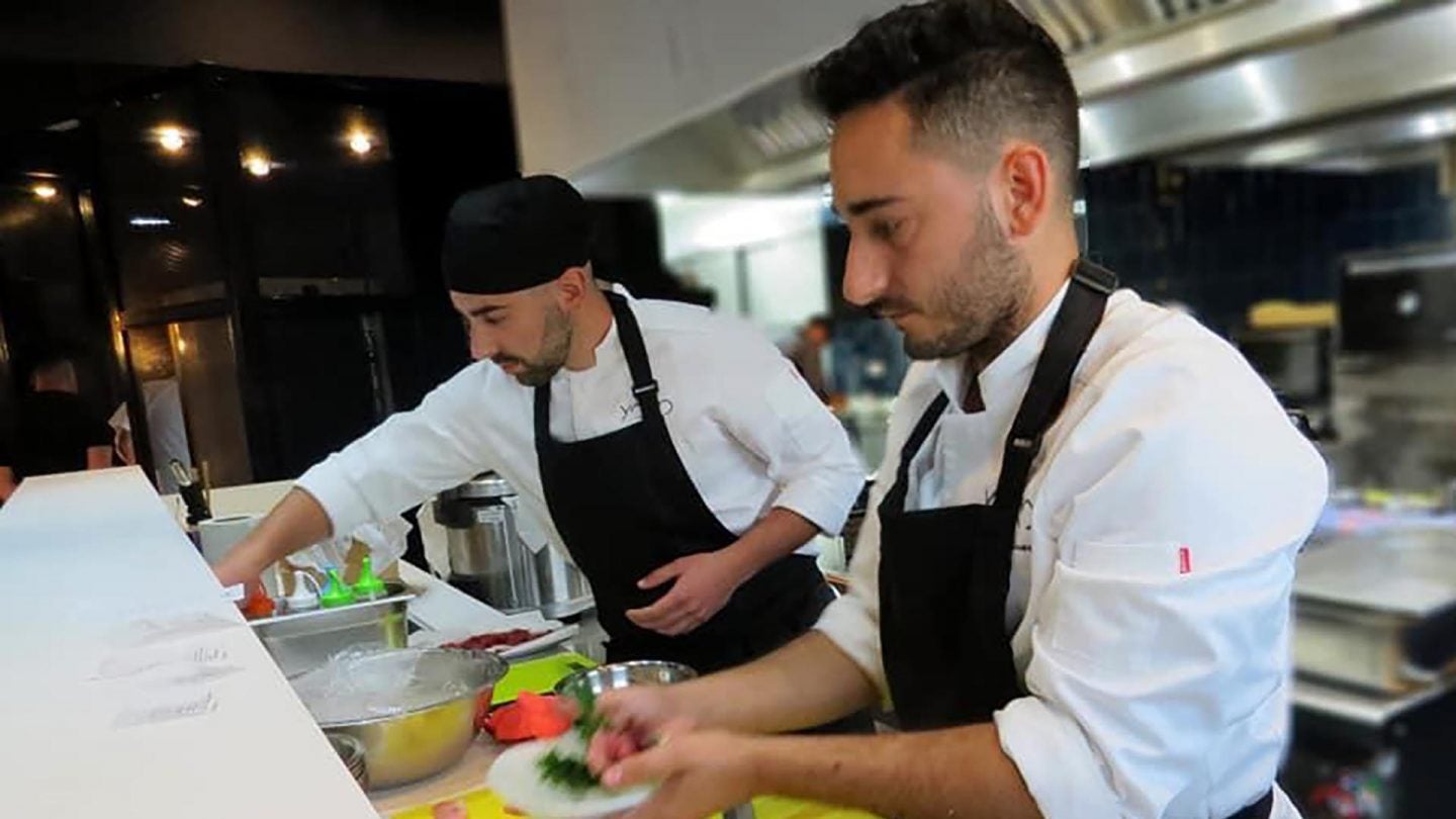 El cocinero de Yoko, Álvaro Rivera, en la cocina del restaurante.