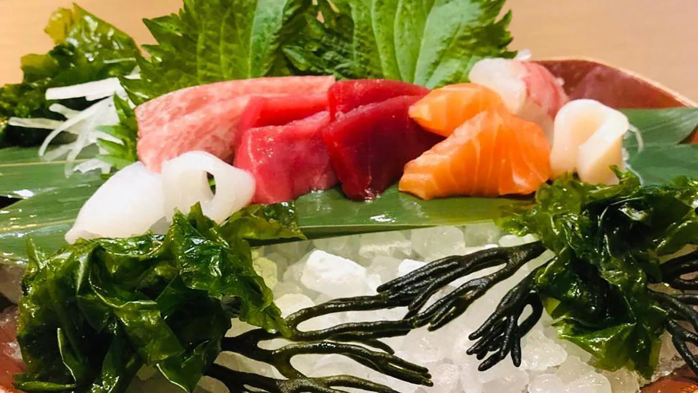 El sashimi no podía faltar en la carta del restaurante de Barbate. | Foto: Cedida.