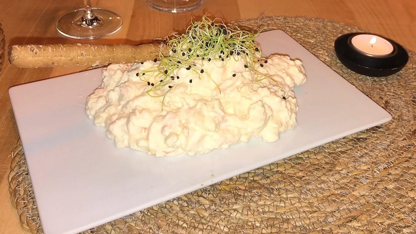 Ensaladilla rusa, elaborada con patatas y gambas únicamente.