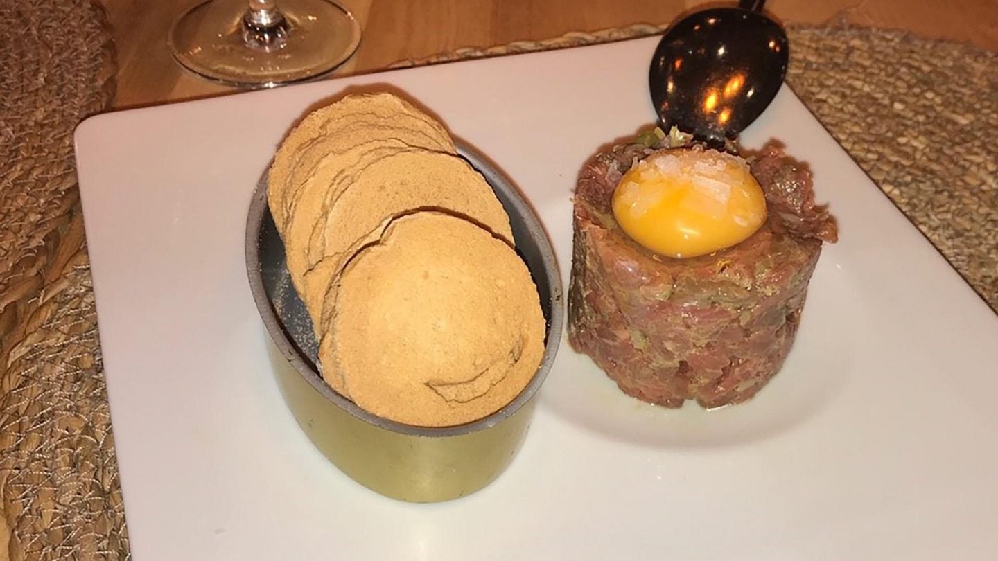 Tartar de solomillo con yema de huevo macerada en palo cortado.