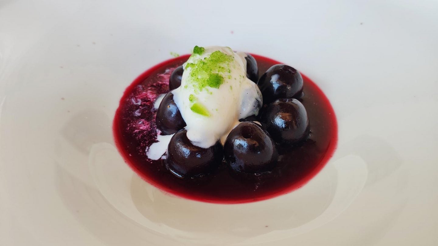 cerezas a la parrilla, helado de yogurt griego, granizado de hierbabuena y albahaca e infusión de frutos rojos.