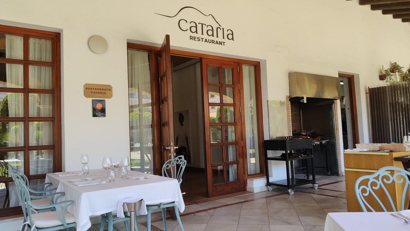 Entrada el restaurante Cataria, en la playa de La Barrosa de Chiclana.