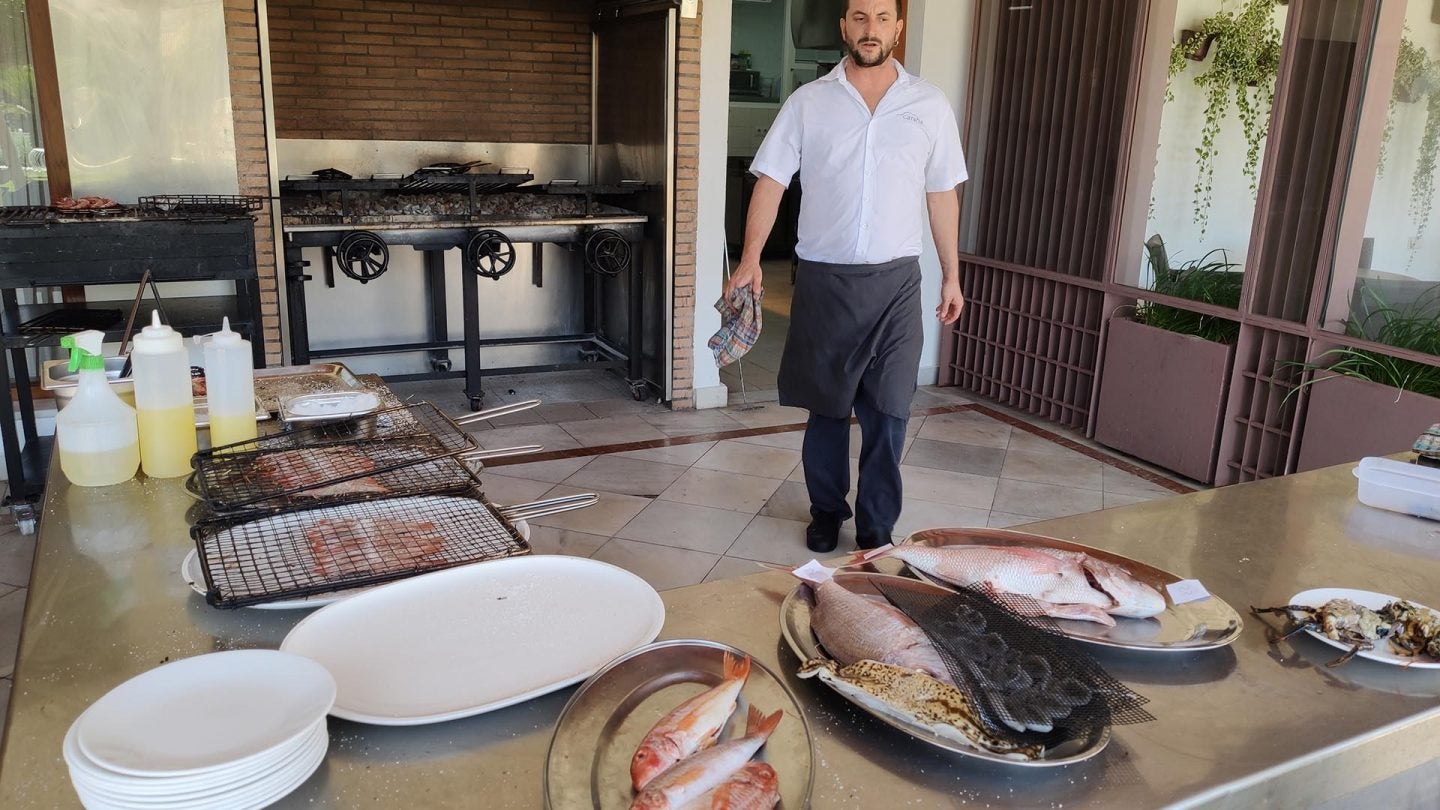 La parrilla de Cataria está situada en la terraza, junto a la entrada al restaurante. 