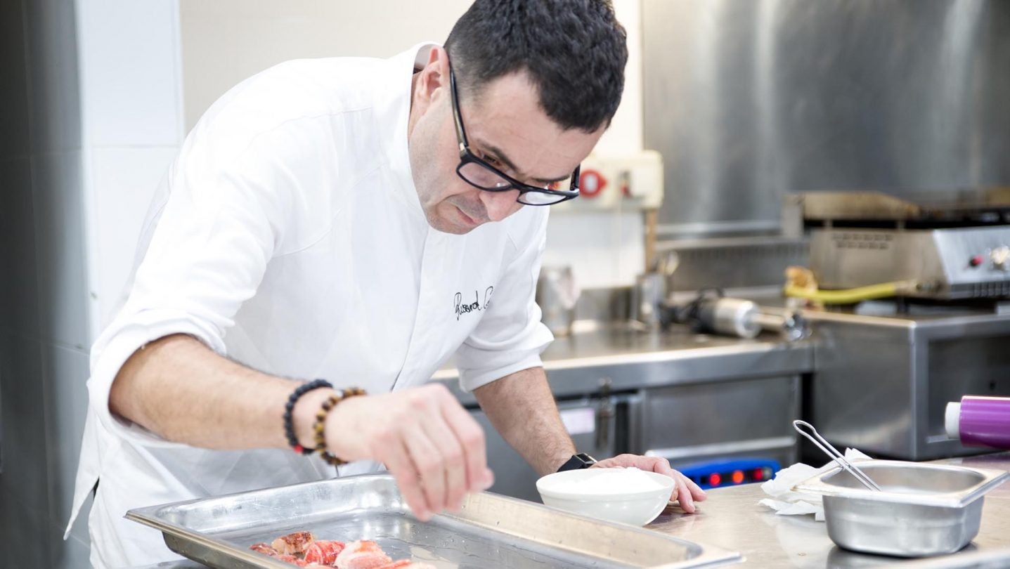 Ricard Camarena, en plena preparación de uno de sus platos en Jerez. | Foto: Rafa Sánchez.