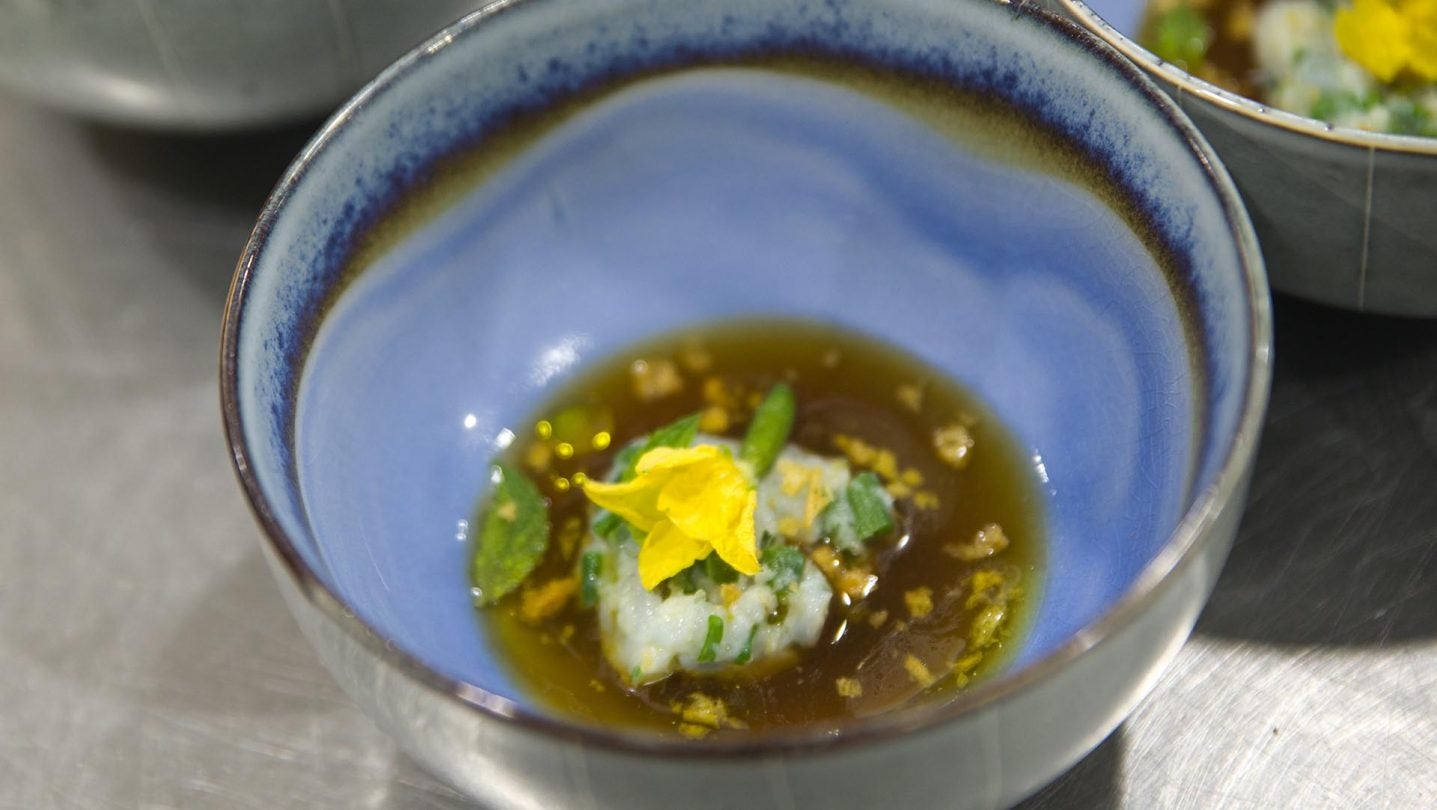 Sopa fría de verduras al amontillado, bacalao ahumado, cebollas y hierbabuena. | Foto: Rafa Sánchez.