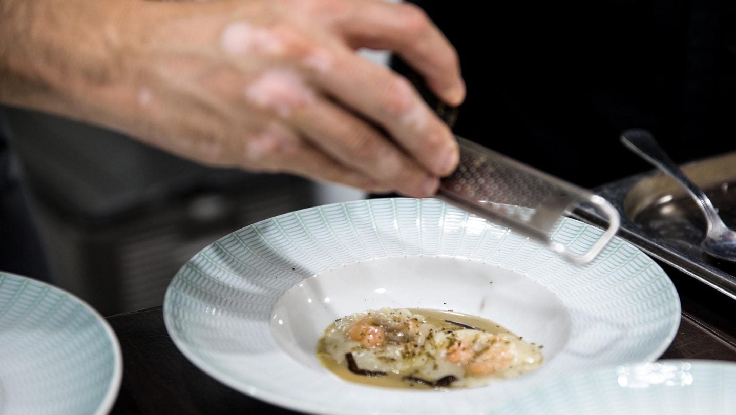 Raviolis de boniato y foie con crema de boletus, ajo negro y trufa de verano de Soria. | Foto: Rafa Sánchez.