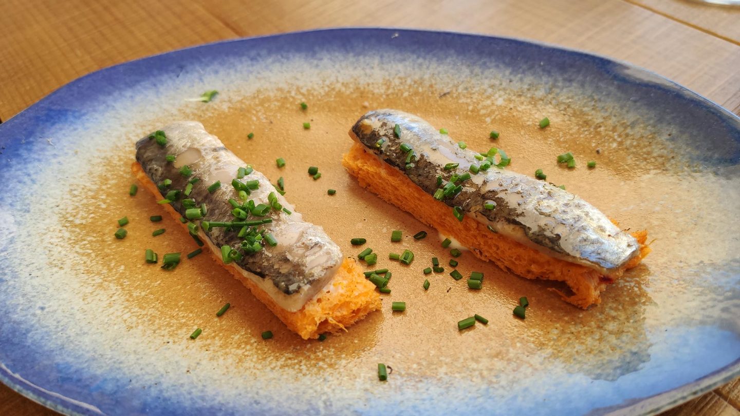 Brioche de pimientos asados, sardina marinada y cítricos