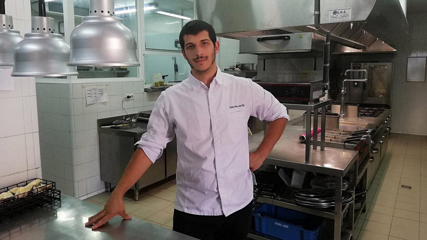 Carlos Hernández, en la cocina de Cataria.