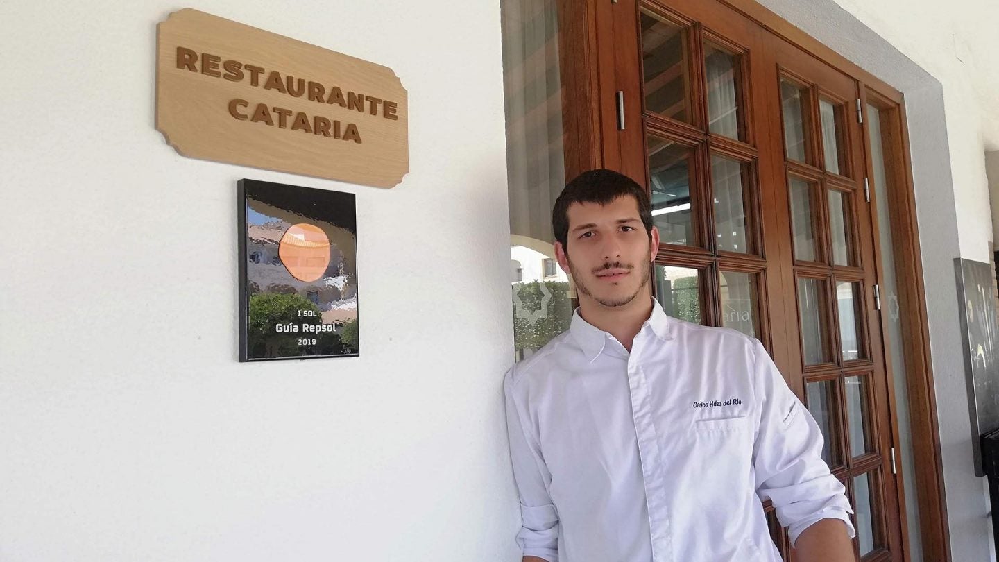 Carlos Hernández, a la entrada del Restaurante Cataria, en el Hotel Iberostar del Novo Sancti Petri de Chiclana.