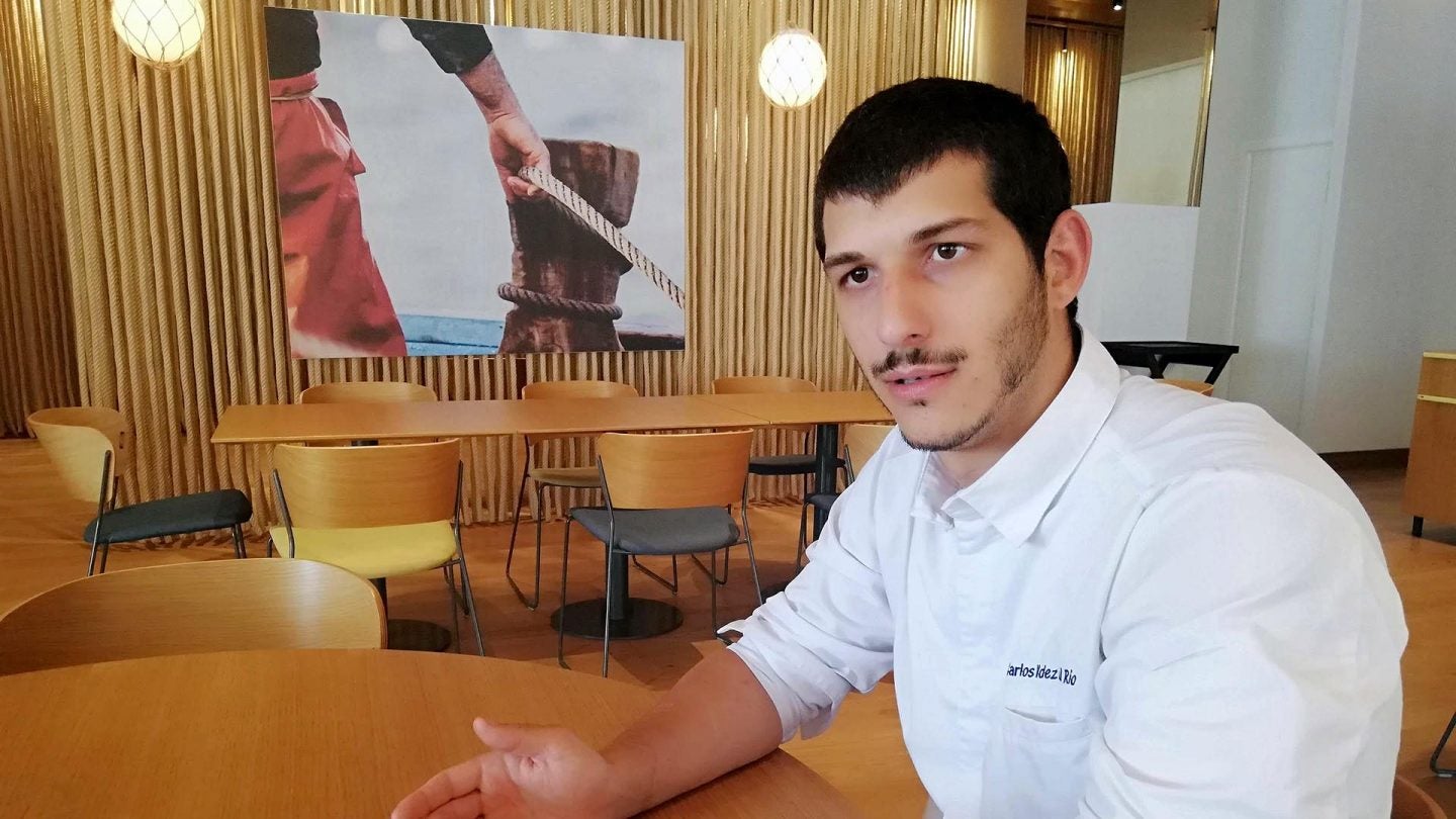 Carlos Hernández, durante la entrevista en el Restaurante Cataria.