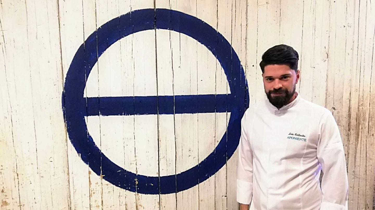 Luis Callealta junto al logo de Aponiente.