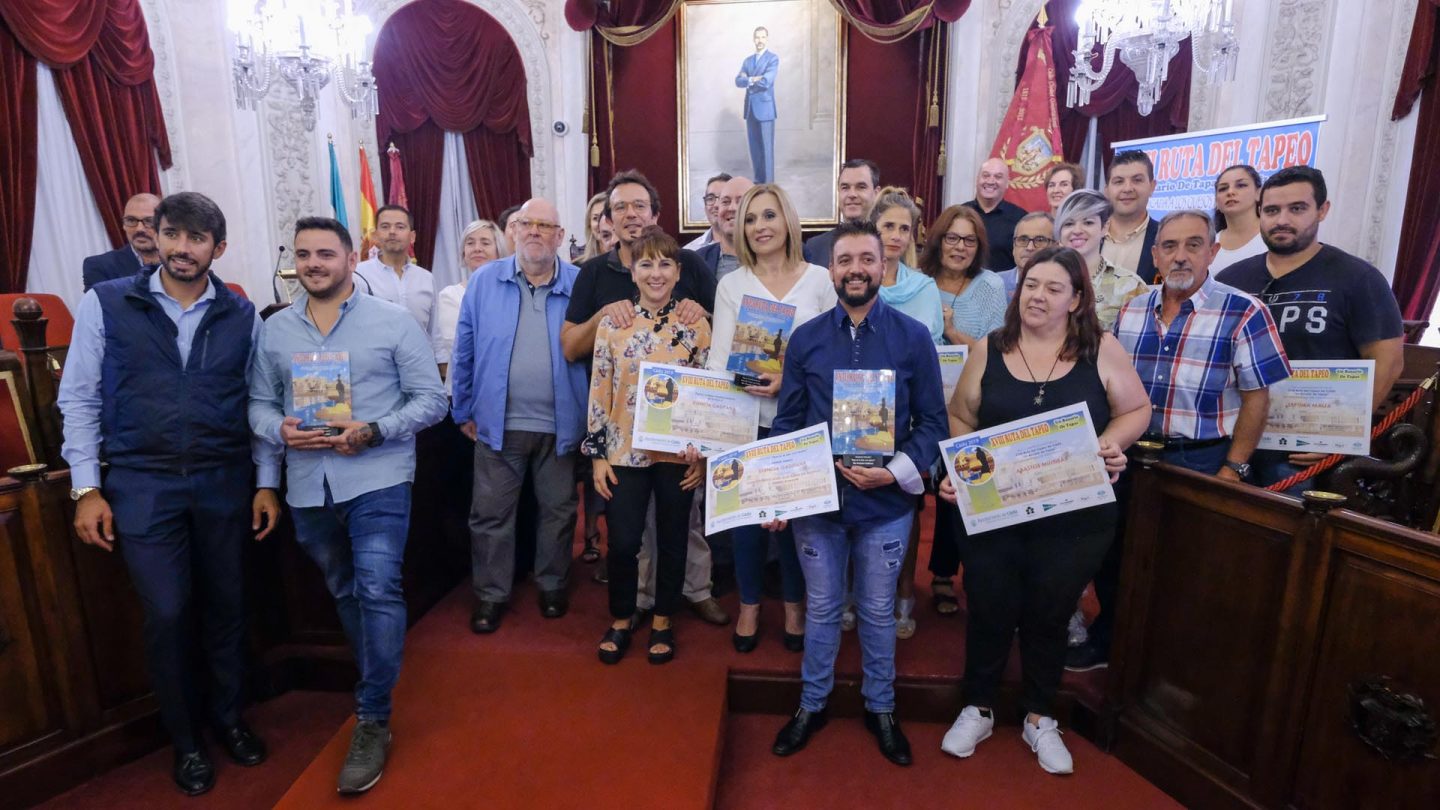 Foto de familia de los premiados en la Ruta del Tapeo de Cádiz 2019. | Foto: Manuel Fernández
