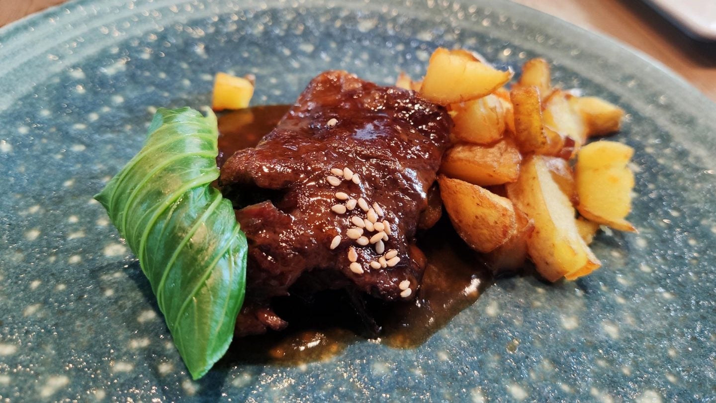 Costilla de vaca gallega madurada 35 días con pak choi. 