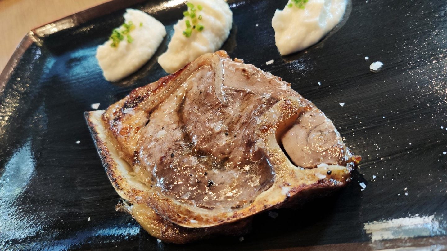 Parpatana de atún al Josper con puré de apio nabo.